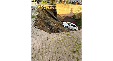 Çöken Duvarla Birlikte Otomobil Okul Bahçesine Düştü!