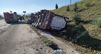 Kontrolden Çıkan TIR Devrildi; Sürücüsü Yaralandı