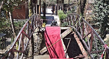 Köprü Çöktü, Dereye Düştüler!