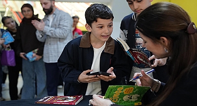 Şermin Yaşar’a Yoğun İlgi: Uzun İmza Kuyrukları Oluştu