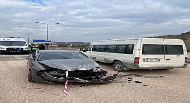 Virajı Alamayan Otomobil Park Halindeki Araca Çarptı: 3 Yaralı