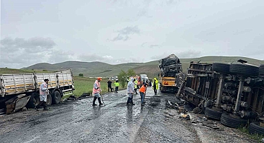 Çarpışan Tırlar Alev Alev Yandı, Sürücüler Yaralandı