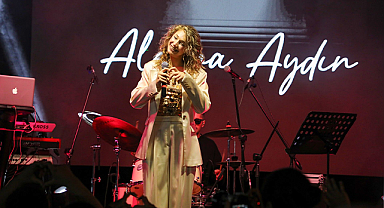 Ferizli'de Anneler Günü Müzik ve Vefa Dolu Programla Kutlandı