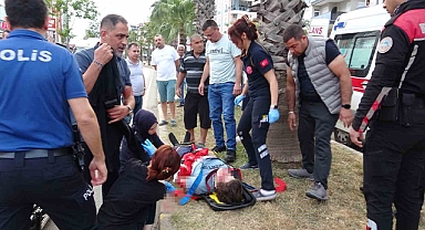 Karşıya Geçmeye Çalışan Gence Otomobil Çarptı, Kız Arkadaşı Ve Annesi Sinir Krizi Geçirdi