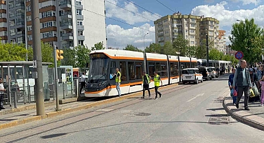 Kopan Yüksek Gerilim Teli İnsanların İçine Düştü, Tramvay Seferleri Aksadı