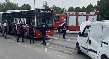 Metrobüs ve Hafif Ticari Araç Çarpıştı!