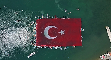 Sapanca Gölü'nde Dev Türk Bayrağı Açıldı!
