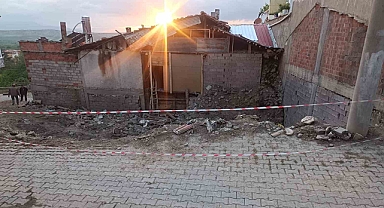 Yıkılan Metruk Evde Oynayan Çocuklar Kurtuluş Savaşına Ait Olduğu Değerlendirilen El Bombası Buldu