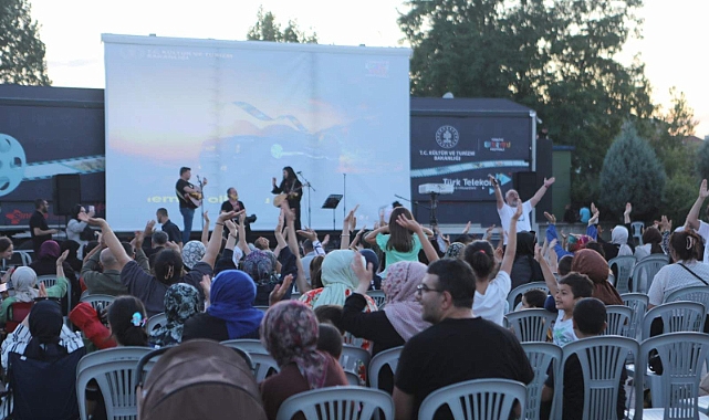 Arifiye'de Açık Hava Sineması Ve Konser İle Yaz Akşamına Renkli Buluşma