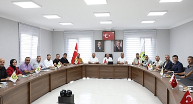 Başkan Ata, Siyasi Parti İlçe Başkanlarıyla Akom Toplantı Salonu’nda Bir Araya Geldi
