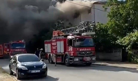 İki Katlı Binanın Çatısında Yangın