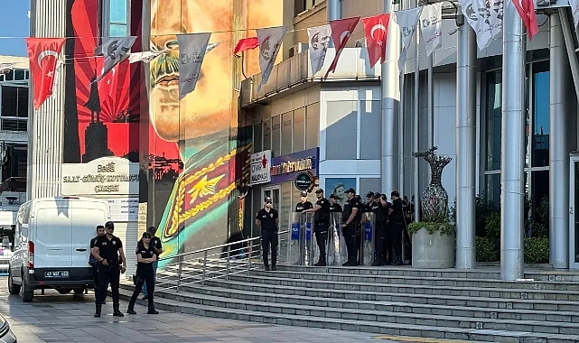 İzmit Belediyesi'ne Operasyon: Belediye Başkanı Hürriyet Ve Eşi Gözaltında