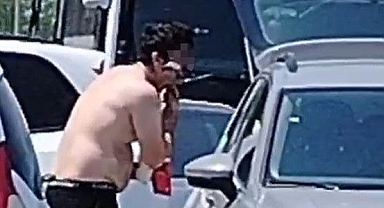 Otomobil Camını Ayna Yaptı, Yol Kenarında Tıraş Oldu