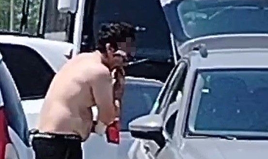 Otomobil Camını Ayna Yaptı, Yol Kenarında Tıraş Oldu