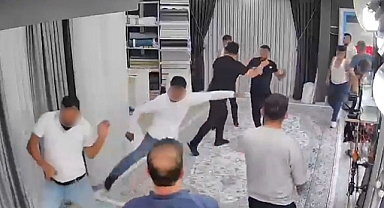 Sopa ve Bıçakla Kovaladıkları Adam Perde Dükkanına Dalınca Ortalık Karıştı; O Anlar Kamerada