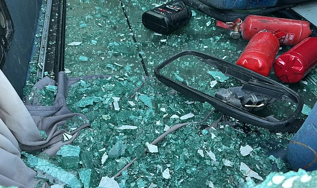Tır İle Çarpışan İşçi Midibüsü Devrildi: 13 Yaralı