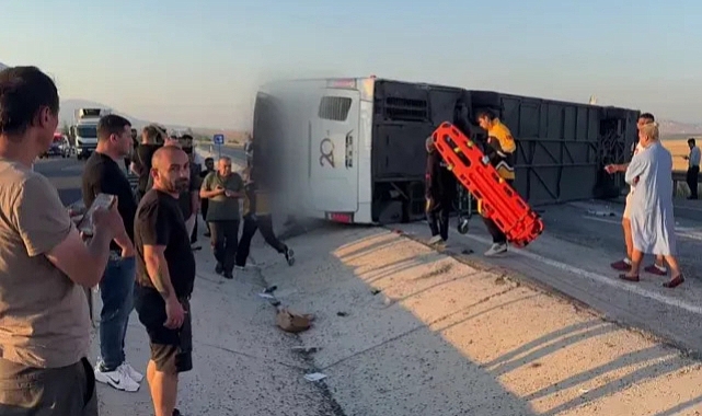Yolcu Otobüsü Bariyere Çarparak Devrildi! 31 Kişi Yaralandı